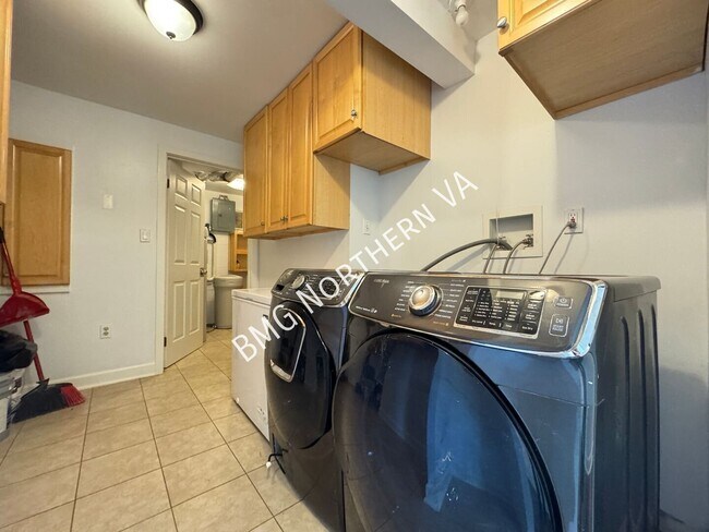 Building Photo - 8221 Barron St