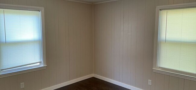 Building Photo - 2 bedroom 1 bath renovated pet friendly home