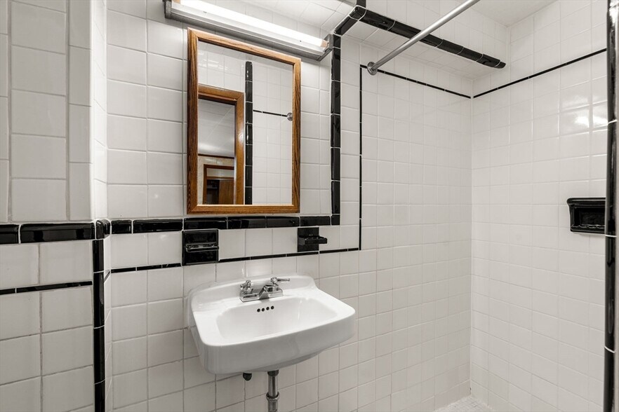 Building Photo - 44 Warren St