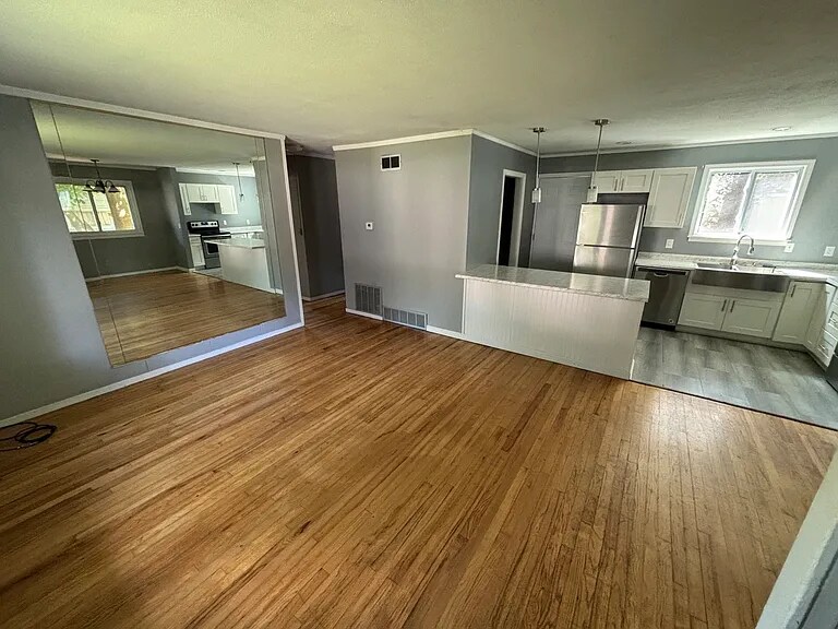 Building Photo - 305 Hunt Dr
