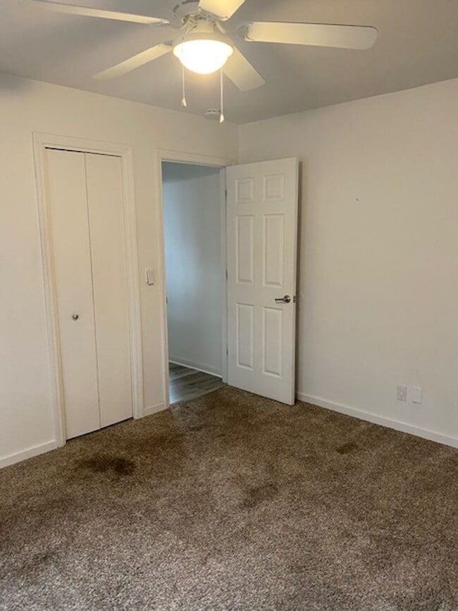 Building Photo - Beautiful Home w/ Pool - Country Oaks Subdivision