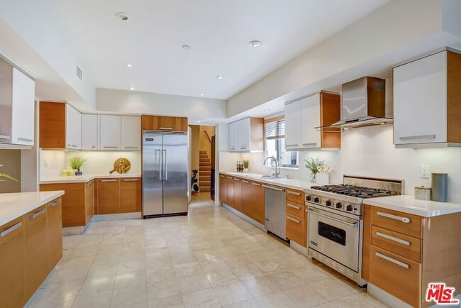 Building Photo - 8788 Shoreham Dr