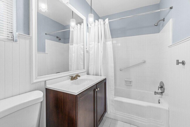 Building Photo - 718 Shore Dr