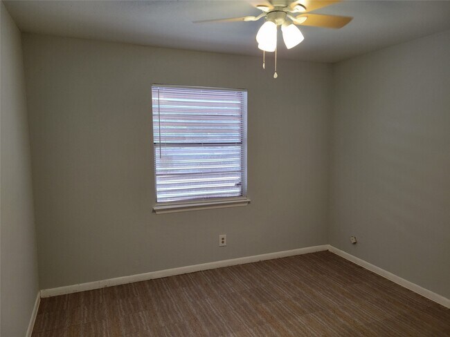 Building Photo - 525 Laurel St