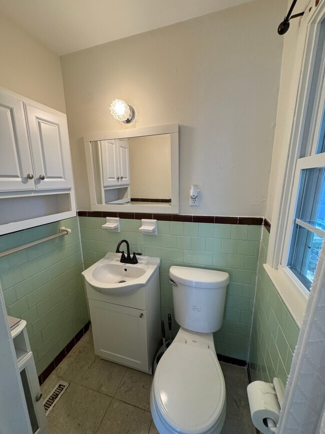 Building Photo - 20 Lenora Dr
