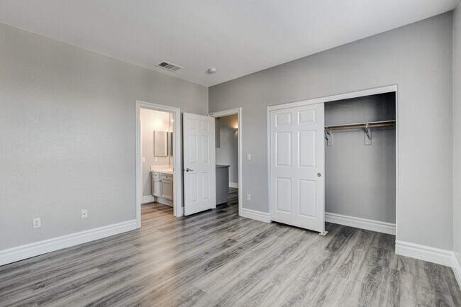 Building Photo - MASSIVE 5 BEDROOM, 2 STORY HOME IN DESIRABLE RHODES RANCH GOLF COURSE COMMUNITY!