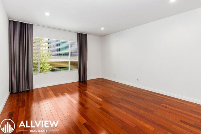 Building Photo - Beautifully Upgraded 2-Bed, 3-Bath Townhou...