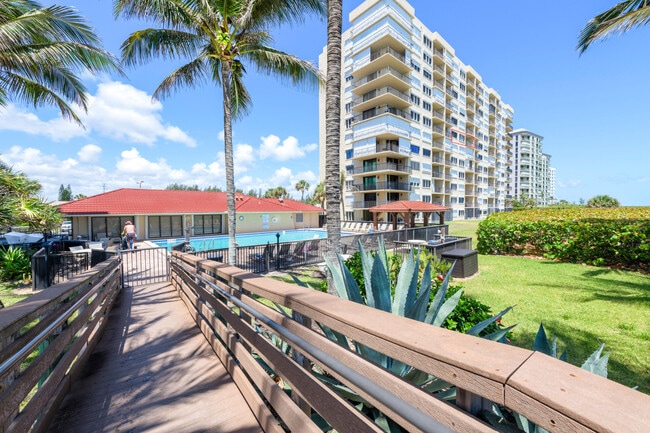 Building Photo - 4250 N Hwy A1A