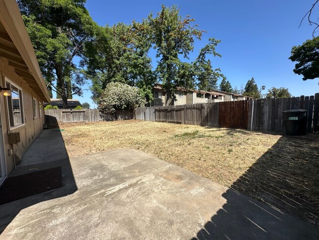 Building Photo - Four Bedroom Home