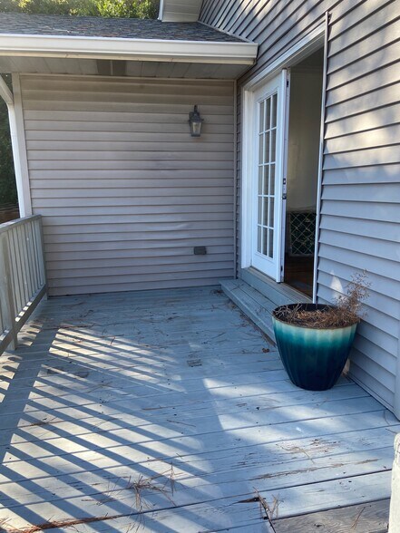 Building Photo - 907 Irving Rd