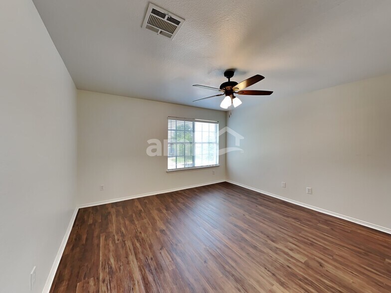 Building Photo - 2014 Kingsbridge Dr