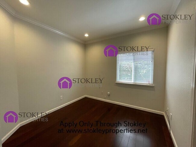 Building Photo - 208 Stetson Dr