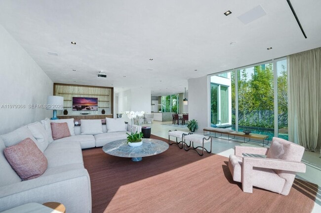 Building Photo - 1051 W 48th St