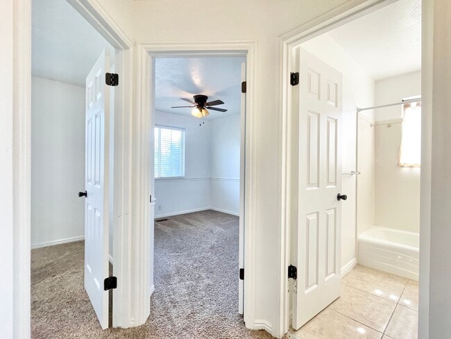 Building Photo - Lovely Sandy Home in Well Kept Neighborhood!