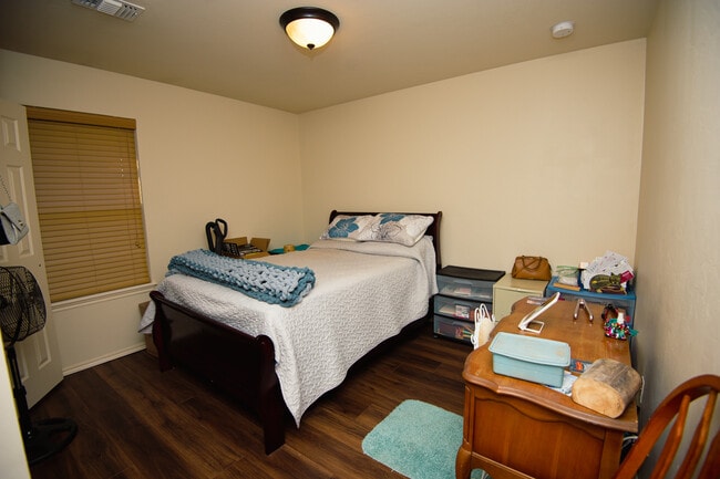 Building Photo - 912 S Linford Dr