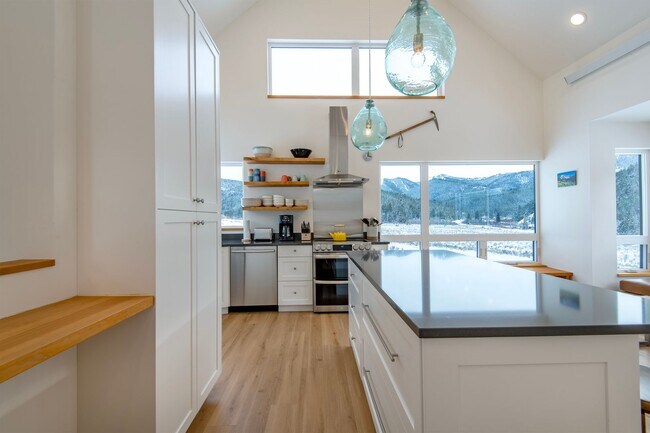 Building Photo - Seasonal Rental 10/1/25 - 5/30/26 Modern F...