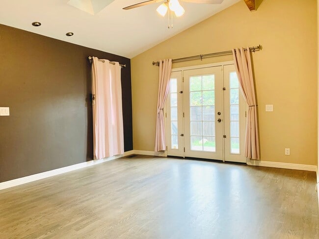 Building Photo - Gorgeous 3BD/2BA House in Hillcrest - Available NOW!