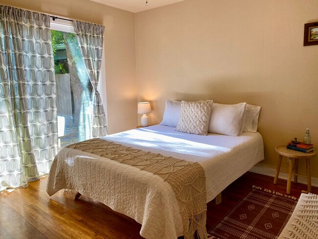 Building Photo - Available Now!  Bright Charmer in downtown Chico