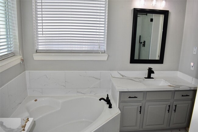 Building Photo - 21559 Kings Bend Dr