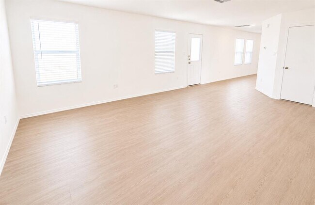 Building Photo - 397 Keefer
