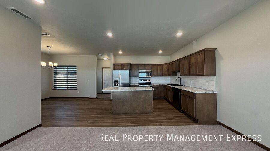 Building Photo - Stunning 3-Bedroom 2.5-Bathroom Townhome