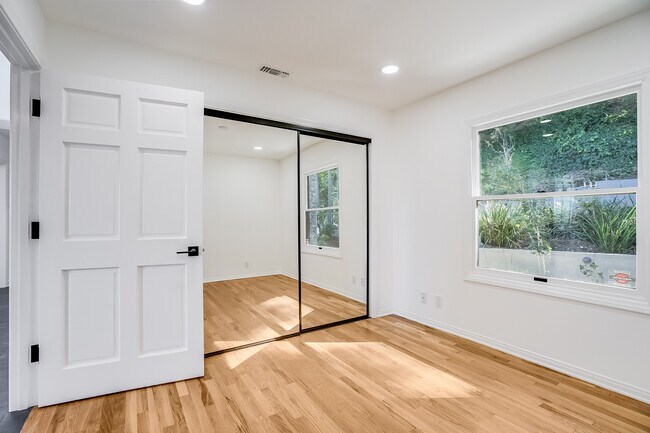 Building Photo - 15851 Mulholland Pl