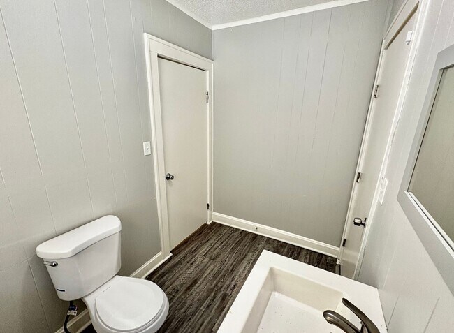 Building Photo - Spacious 2BR + Den with Hardwood Floors