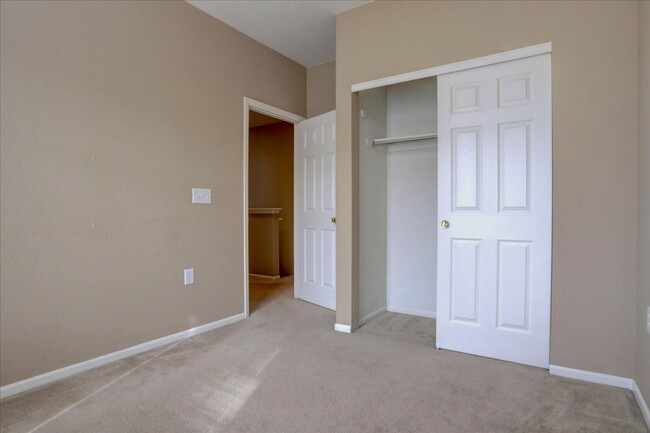 Building Photo - 2 Bedroom, 2.5 Bathroom townhome in the Th...