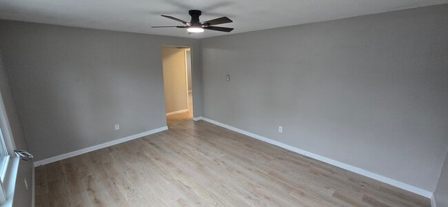 Building Photo - 895 Warrenville Rd