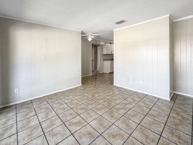 Building Photo - 1852-A Golf View Avenue #10