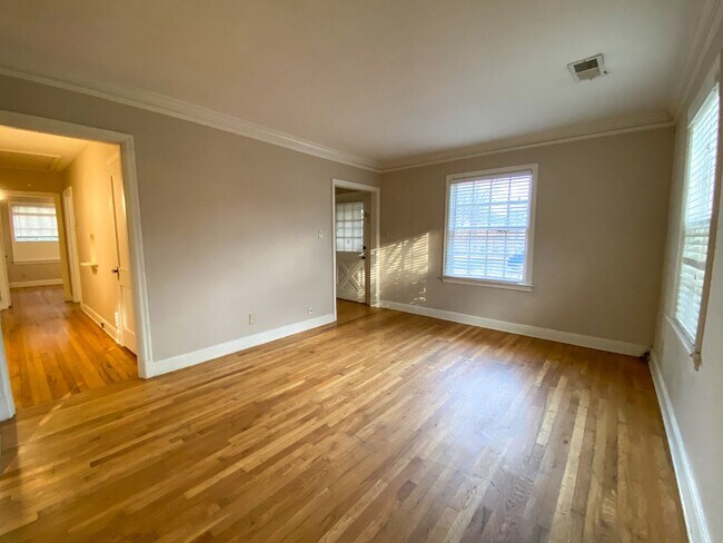 Building Photo - 3 bedroom 1 bath near the university of Memphis