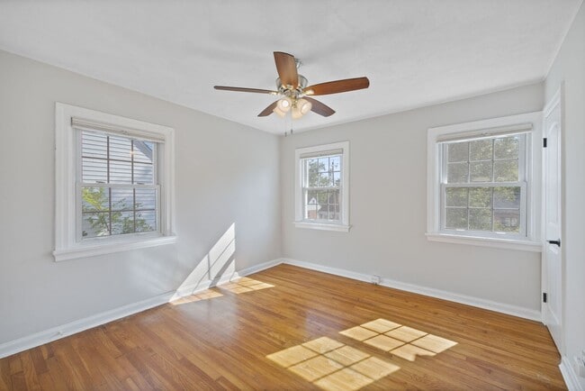 Building Photo - ANDERSON- Charming 4 bedroom 2 bath with fenced backyard