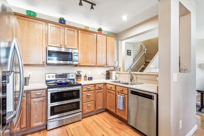 Building Photo - 3 Bedroom, 3 Bth Townhome with 2 Car Garage