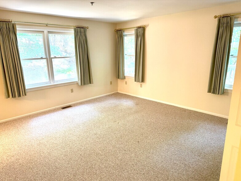 BR1 w En-Suite Full Bath - 501 Lexington St