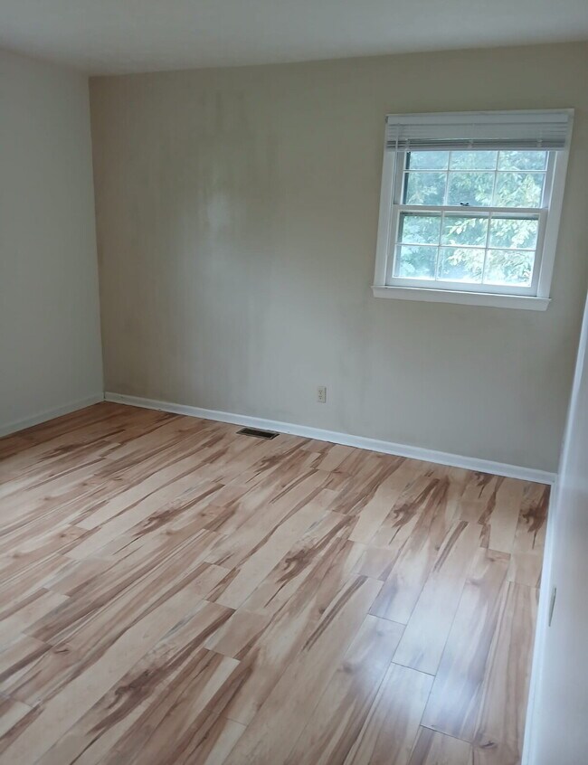 Building Photo - Country Living Feel near Restaurants and S...