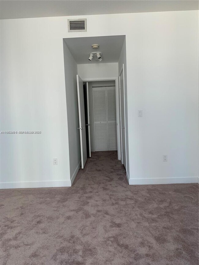 Building Photo - 1111 SW 1st Ave