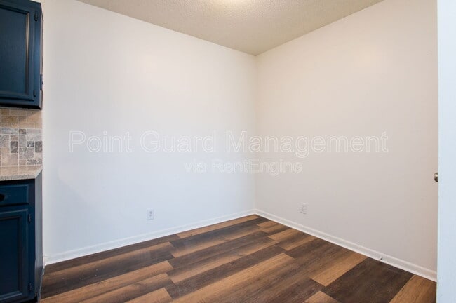 Building Photo - 1800 E 1st St N