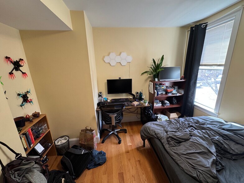 Building Photo - 183 River St