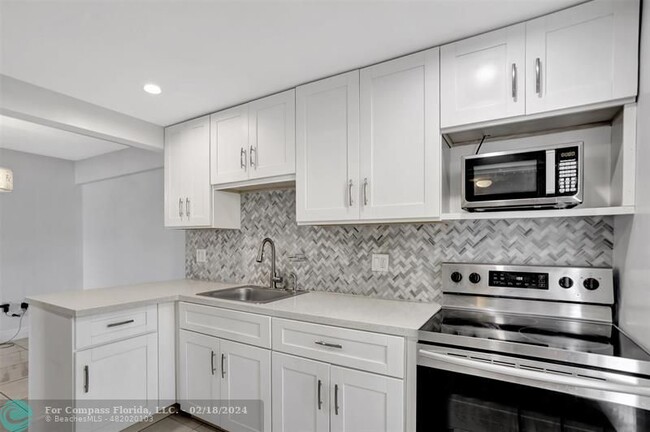 Building Photo - 4156 Inverrary Dr
