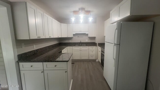 Building Photo - 104 Greencrest Cir