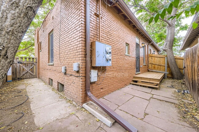 Building Photo - 727 W 5th Ave