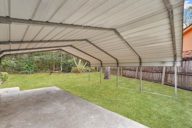 Building Photo - High End Finishes in a Quiet Residential N...