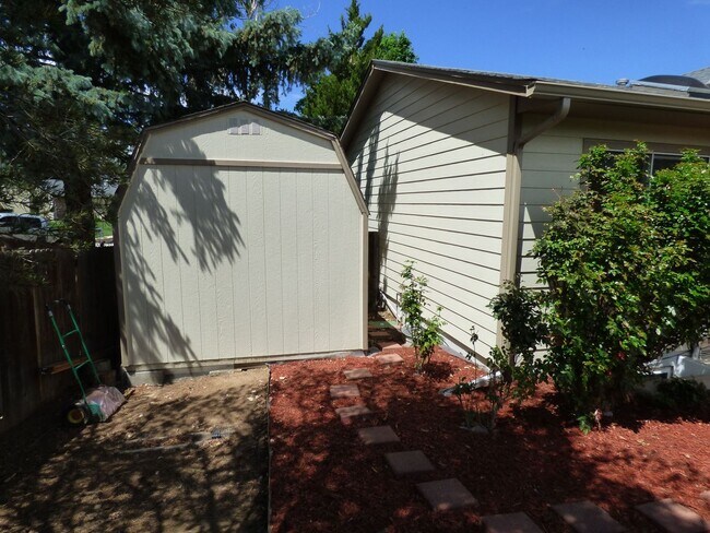 Building Photo - $0 DEPOSIT OPTION.  TRI-LEVEL HOME IN SE AURORA