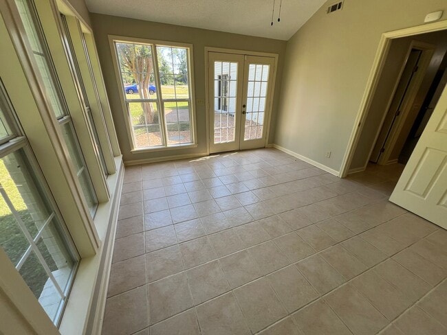 Building Photo - 3 bed 2.5 bath house with multiple bonus rooms!