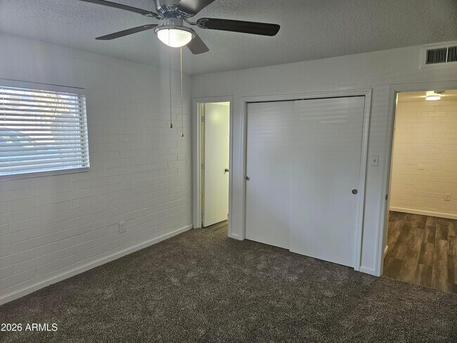 Building Photo - 521 E Bethany Home Rd