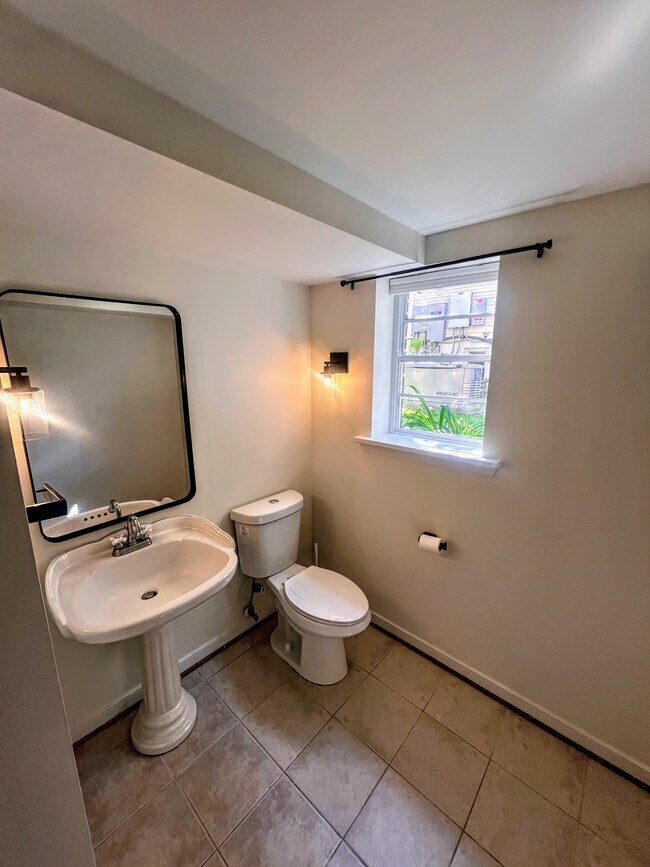 Building Photo - 5602 Hawthorne St