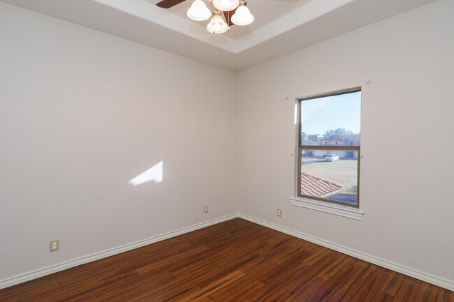 Building Photo - 707 St James Dr