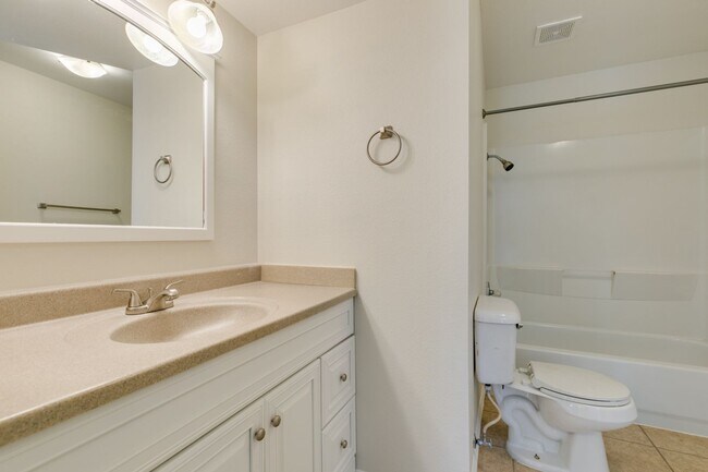 Building Photo - 2 Bedroom Townhome with 2 car attached garage in Henderson