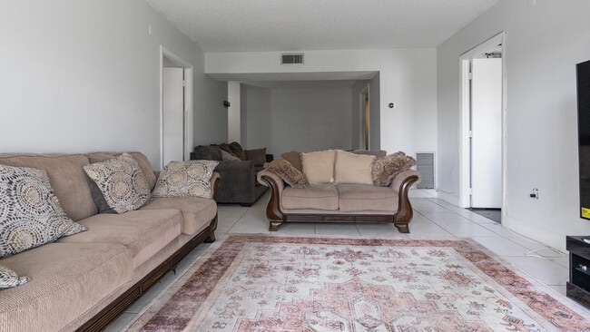 Building Photo - 4156 Inverrary Dr