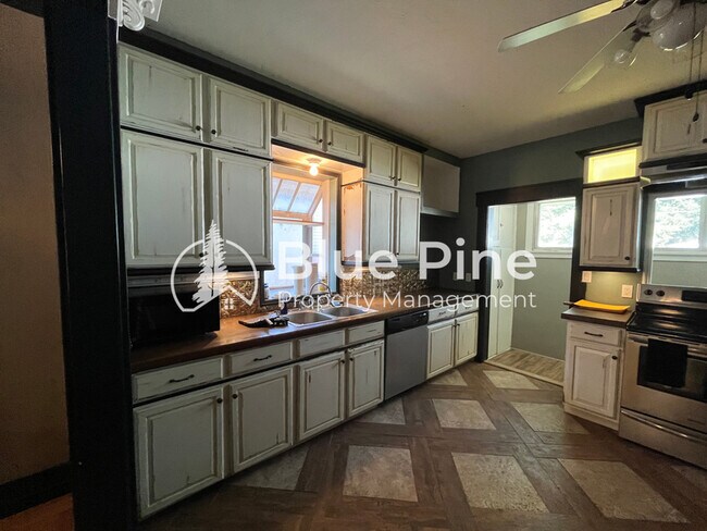 Building Photo - 542 K St